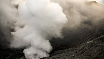 Вулкан Семеру в Индонезии: семь извержений и не менее громной гильдии