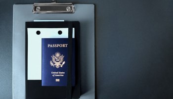 Каждому ребёнку &mdash; свой загранпаспорт: МВД хочет отменить &laquo;вписывание&raquo; и что это значит для семей