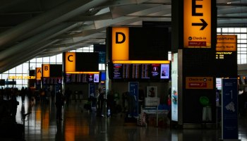 Задержки рейсов от трёх часов выросли вдвое: туристам намекнули запасаться временем