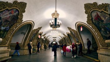 Подземный туризм: как экскурсии по метро стали хитом 2026 года в России