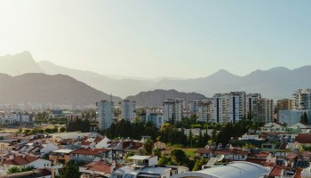 Анталья в огне: туристы нюхают дым, а самолеты все летят