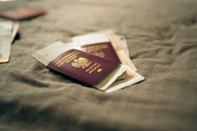 Загранпаспорт в отпуске: что делать, если документ потерян или истёк срок