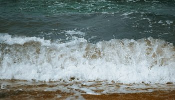 Море отобрало песок у пляжа в Таиланде: смешная история с грустным концом