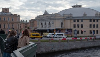 Канье Уэст под вопросом, а отели Петербурга не отменяют брони: туристы ждут чуда