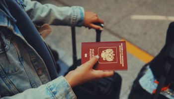 Каждому малышу &mdash; свой загранпаспорт: Госдума меняет правила выезда детей за рубеж