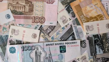 Рубль рвётся к 70: почему доллар дешевеет и как это повлияет на ваш отпуск