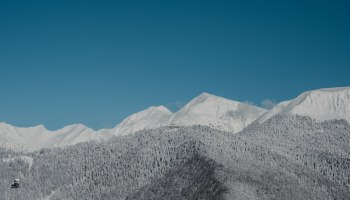 Горы, ски-пассы и Новый год: сколько стоит зимний отдых в России