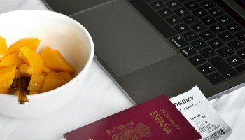 Майские каникулы не спасли: выездной туризм РФ просел на 15-20%, и это только начало