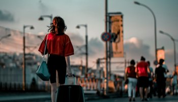 Рубль окреп &mdash; туристы рванули за границу: неделя в Турции уже дешевле 100 тысяч