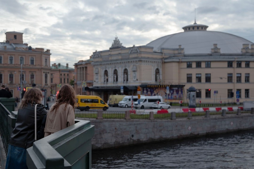 ПМЭФ прошёл, но цены не упали: сколько стоят отели Петербурга на День России в 2026