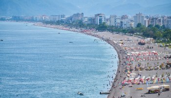 Анталья в августе: отели забиты, но сезон ещё не спасён