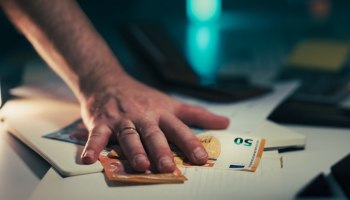 Турагентов предупредили: ЦБ нацелился на наличные &mdash; готовьтесь к блокировкам