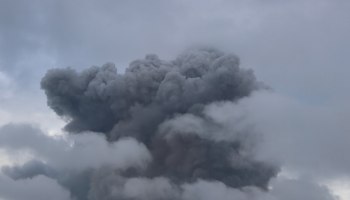 Камчатка взорвалась! Вулкан Крашенинникова устроил огненное шоу с пеплом и спецэффектами