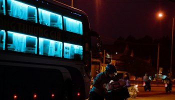 Сон за рулём во Вьетнаме: автобус с туристами врезался в грузовик, погибла россиянка