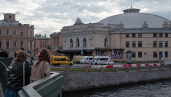 Гид на сцену: в Питере нашли способ не брать кота в мешке